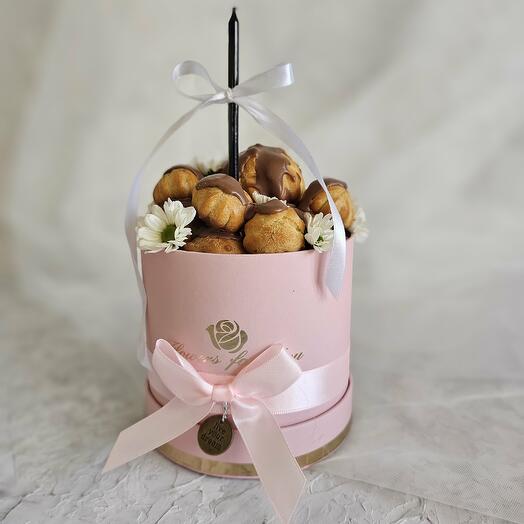 Профитроли ассорти в шляпной коробке