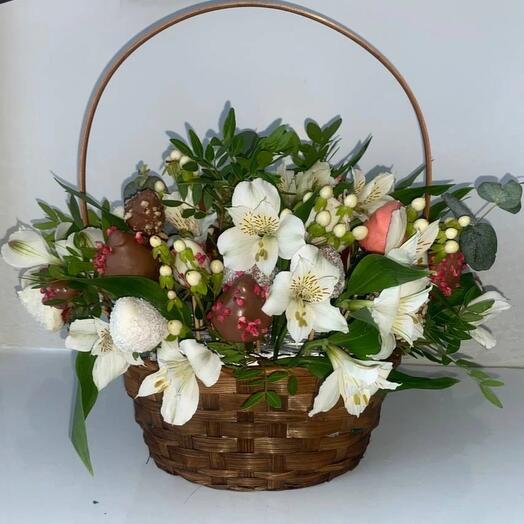 Композиция из клубники в шоколаде и альстромерий "Гармония"