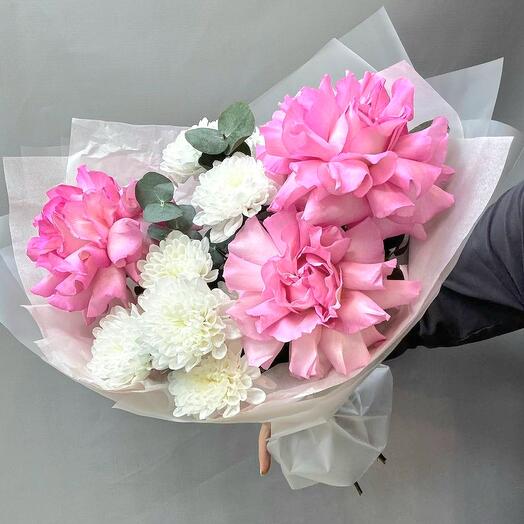 Букет Глория из французских роз с хризантемой и эвкалиптом