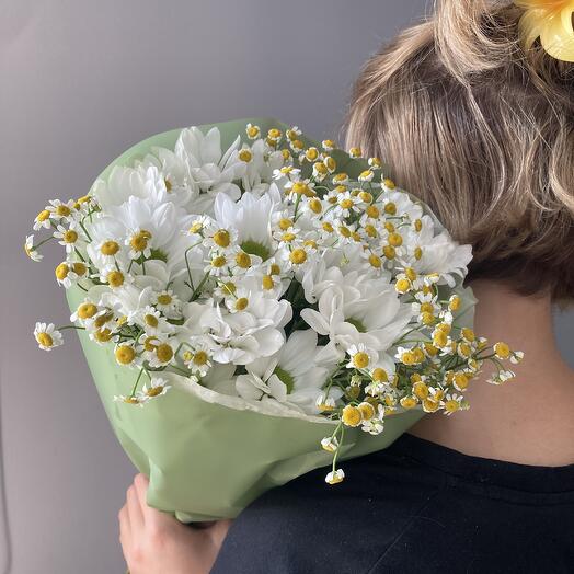 Букет из хризантем и ромашек