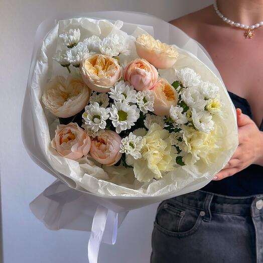 Стойкий букет с пионовидными розами, хризантемой и гвоздиками