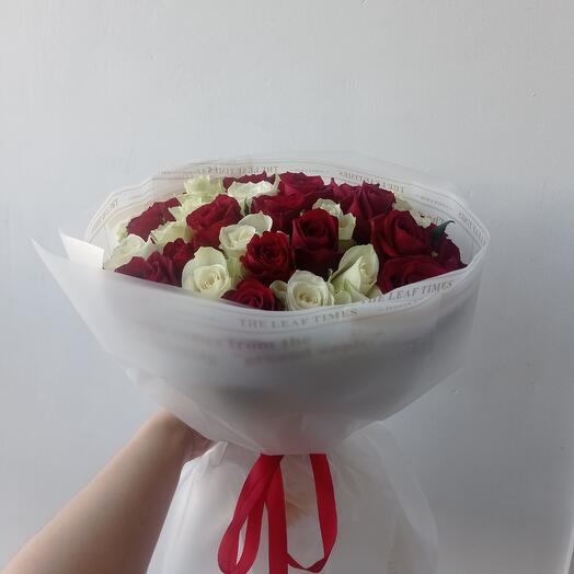 Букет из красной и белой розы 31 штука