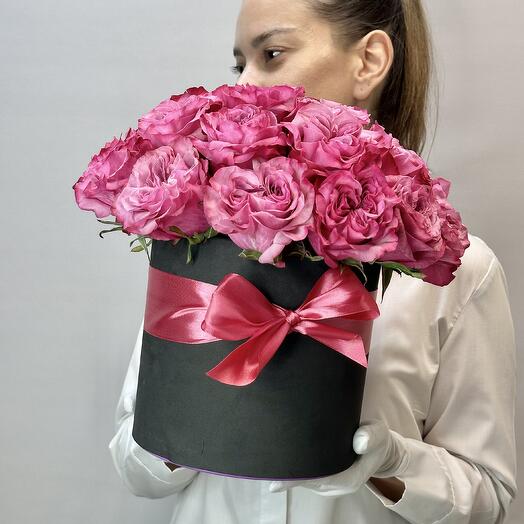 «Розовый нуар» композиция в шляпной коробке из из эквадорской розы Кантри Блюз