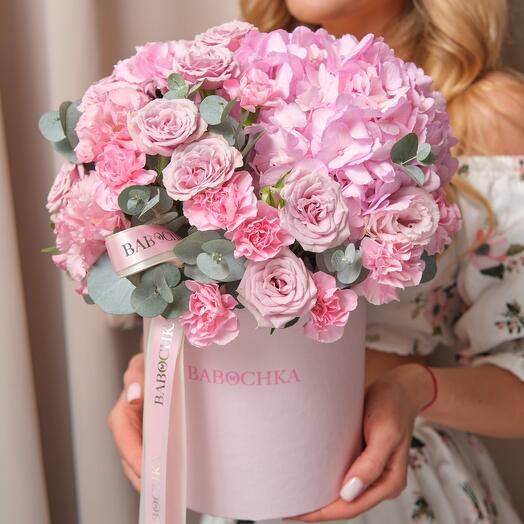 Flores en una Caja. Delicado arreglo de rosas arbustivas, hortensias Rosadas y ramitas de eucalipto