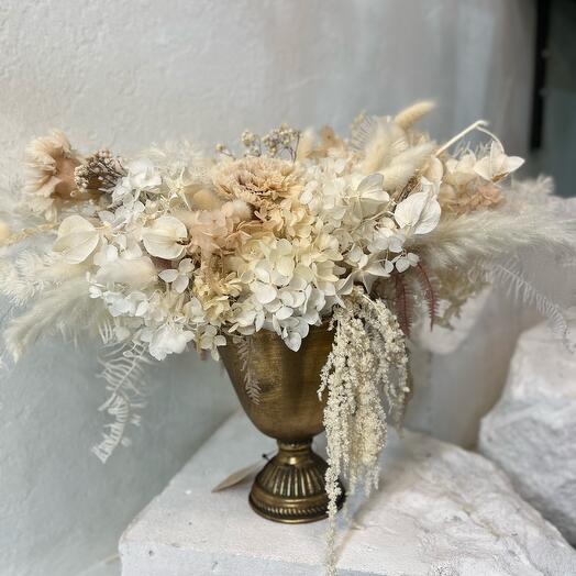 Стабилизированные гортензии, диантусы, сухоцветы в вазе