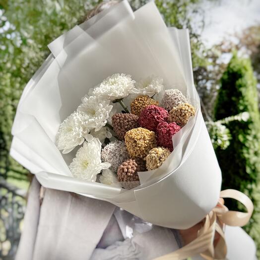 Bouquet of flowers and strawberries "Chrysanthemum Constellation"