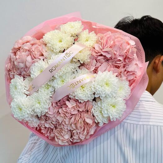 Букет из хризантем и гортензий