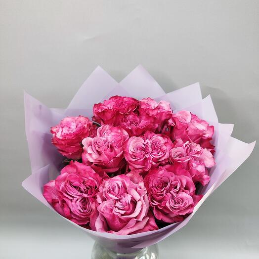 Букет кудрявых пионовидных роз ягодного оттенка