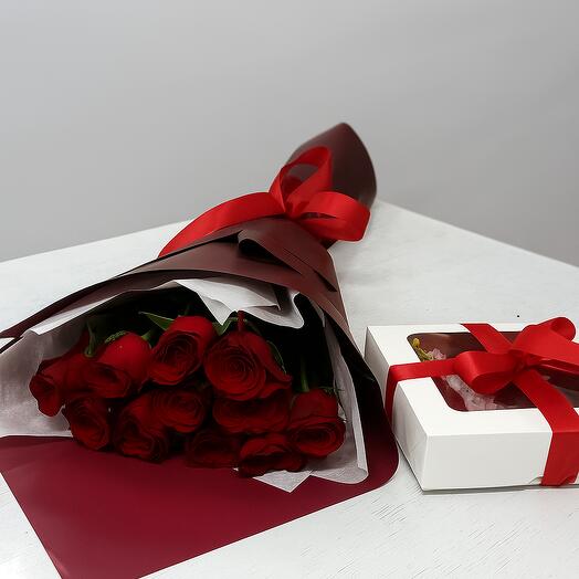 Комбо-букет 11 роз + клубника из 12 шт