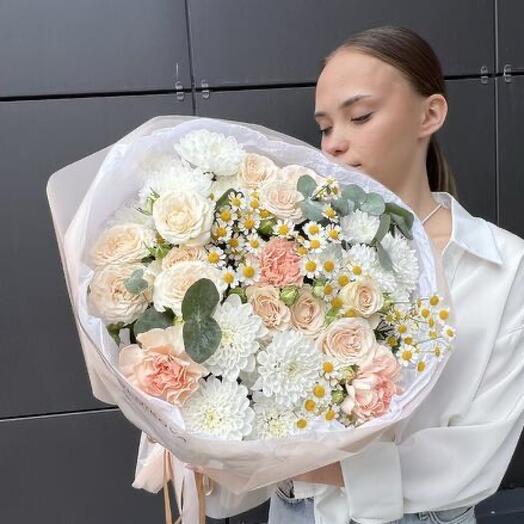 Шикарный букет с кустовыми розами полевой ромашкой и хризантемой