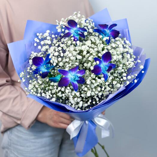 Нежный букет из белой гипсофилы и экзотических орхидей космос в упаковке