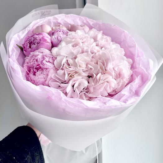 Милый и нежный букет с пионами и гортензией