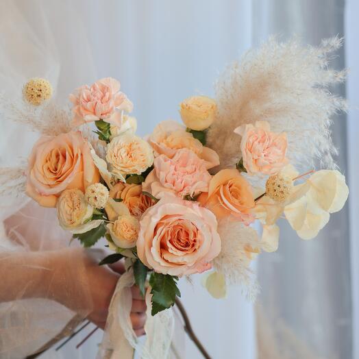 Букет невесты в персиковых оттенках «Персиковый пух»