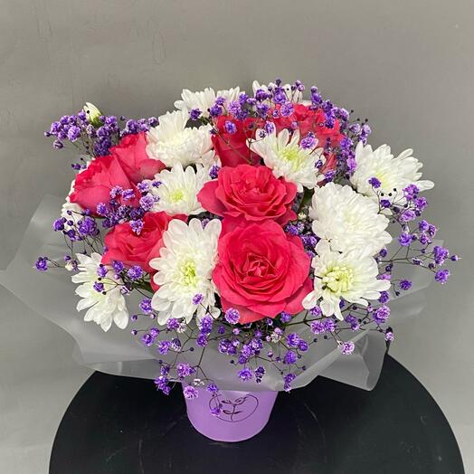 Мини композиция из кустовых роз и хризантем с гипсофилой