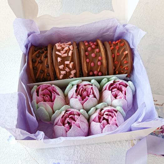 Подарочный набор с пирожными и зефирными цветами