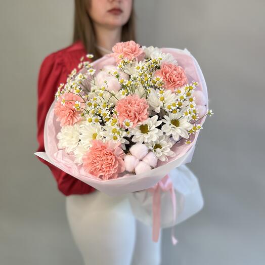 Букет из диантусов, ромашек и хлопка