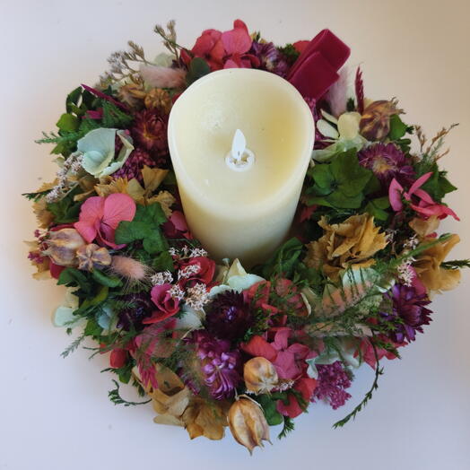 Corona decorativa con flores preservadas y secas