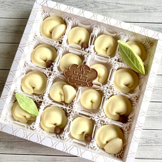 Сладкий подарок: пельмени из белого шоколада с фундуком