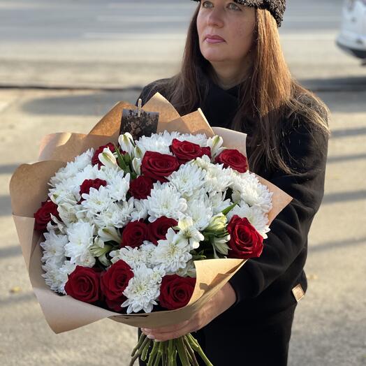 Стильный букет с красными розами, альстромериями и хризантемами