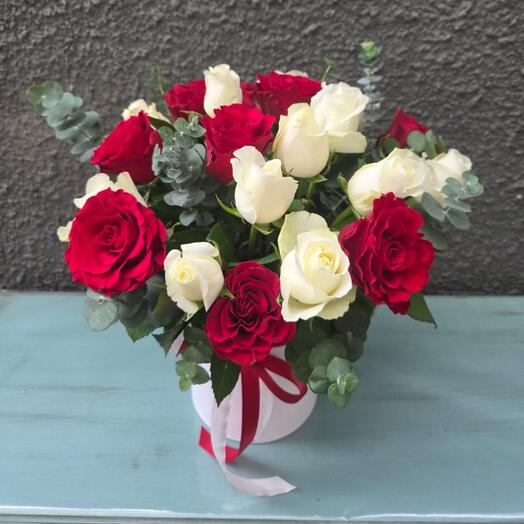 Композиция из алых роз 🌹