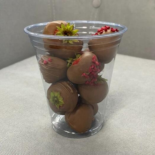 Большой стакан с клубникой в молочном шоколаде