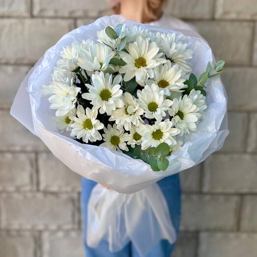 Букет из кустовой хризантемы ромашкой " Свежесть природы"