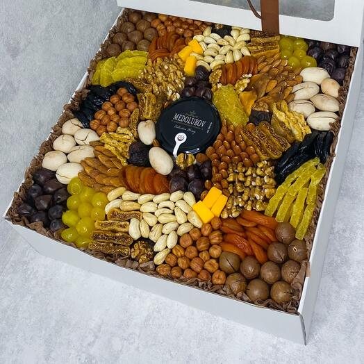 Бокс с сухофруктами и орехами и крем медом