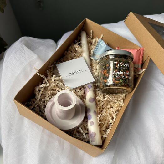 Подарочный интерьерный набор со свечой, чаем, подсвечником