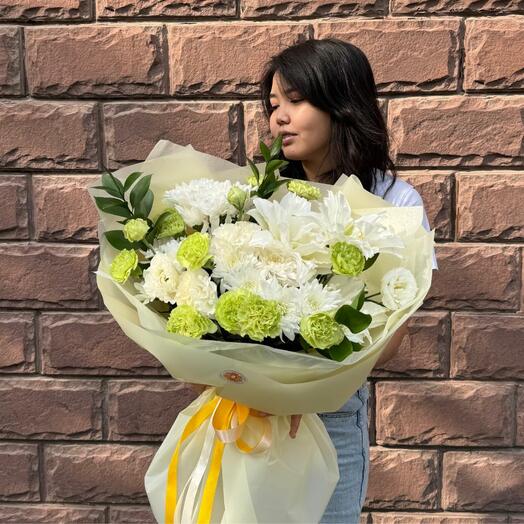 Букет из кустовых хризантем и гвоздик