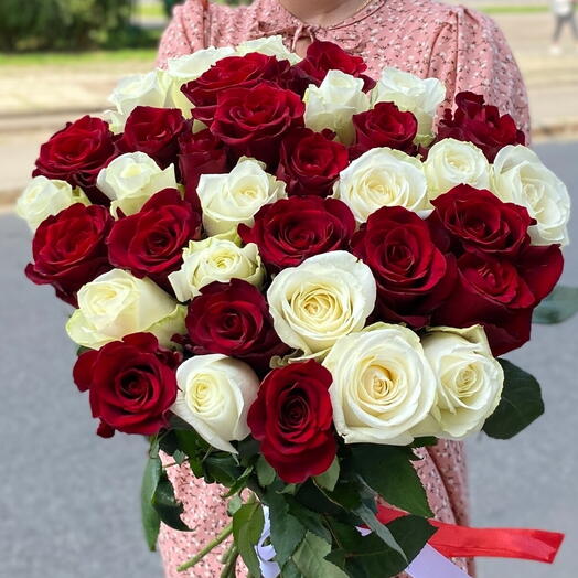 Эффектный букет из 35 бело-красных роз