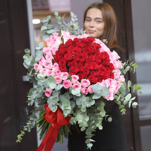 101 роза в двух цветах, укутанная эвкалиптом