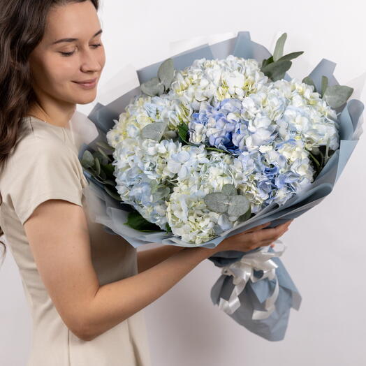 7 голубых гортензий Blue King, эвкалипт