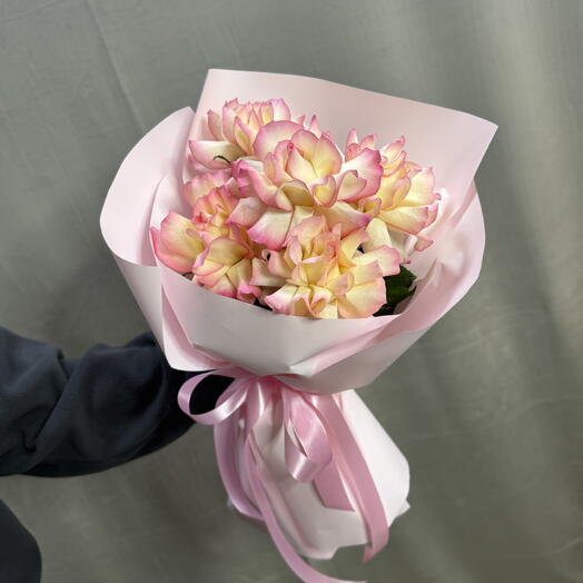 Французские розовые розы