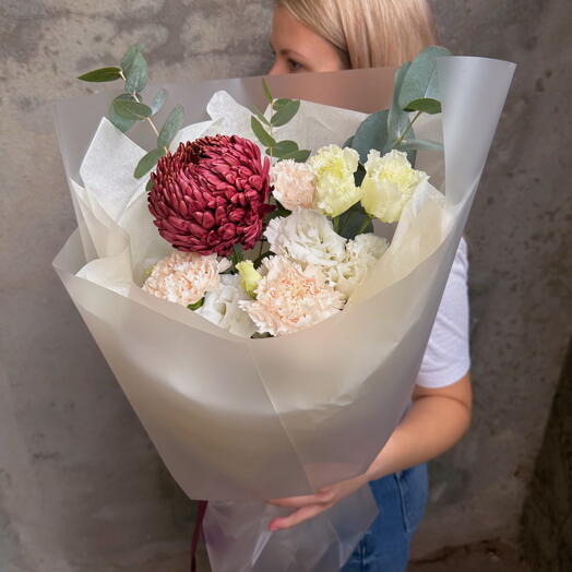 Букет «Акцент» с хризантемой, эустомой, гвоздикой и эвкалиптом