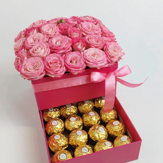 Кустовые розы и Ferrero Rocher в подарочной коробке