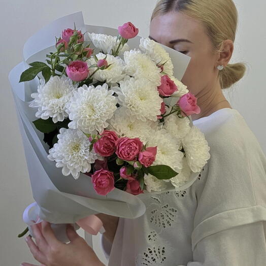 Букет из хризантемы и кустовой розы