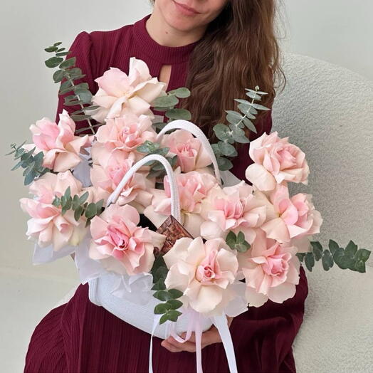 Ажурные розы в вязаной сумочке
