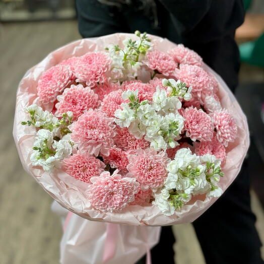 День мам 🌸 стойкий букет из хризантем и маттиолы
