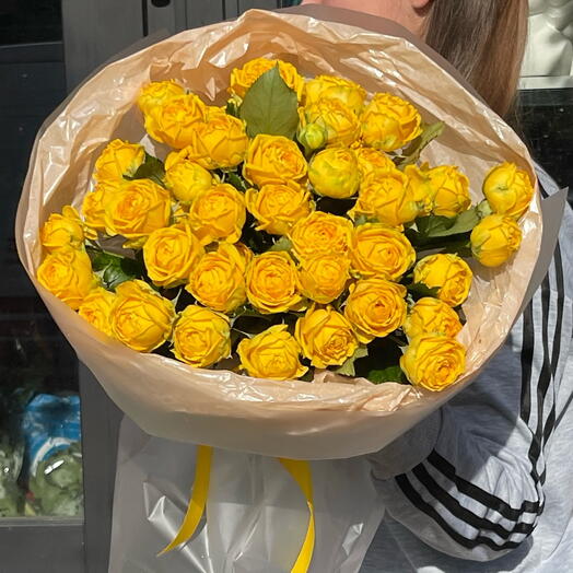 Букет из кустовых желтых роз