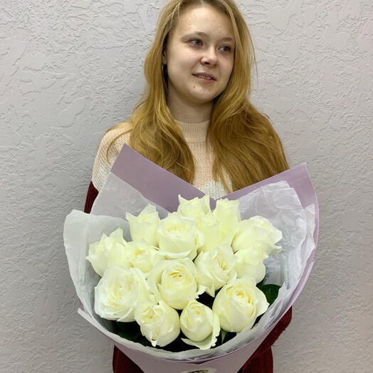 Моно букет из 15 белых роз