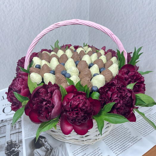 Букет из клубники в шоколаде с пионами