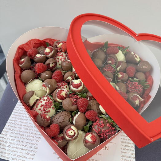 Сердце красное  с клубникой и малиной в шоколаде
