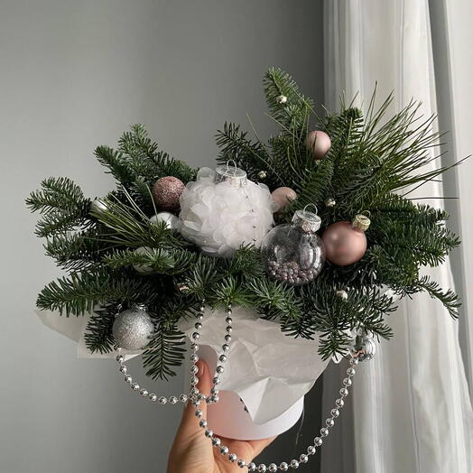 Хвойная композиция с белыми и розовыми игрушками