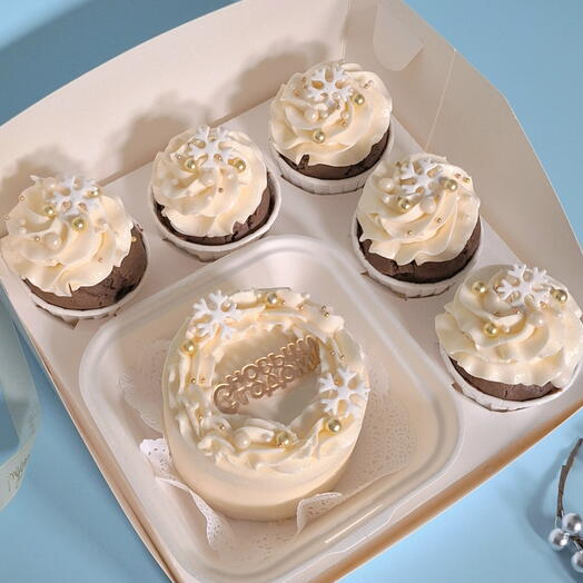 Новогодний комбо-бокс Бенто-торт и 5 капкейков со сливочным кремом и снежинками