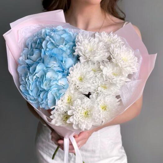 Нежный букет голубая гортензия и хризантема