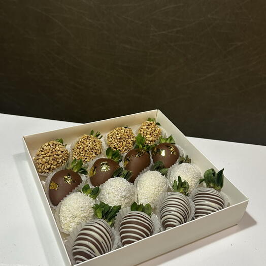 Клубника в шоколаде подарок для любимых друзей «Гурманская симфония»