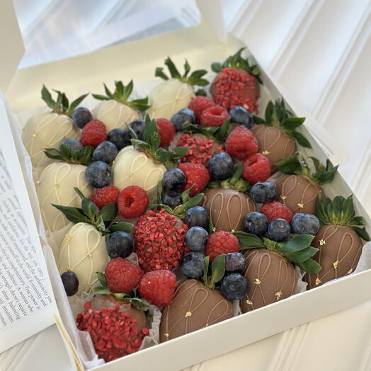 Клубника в шоколаде с ягодами🍓🫐