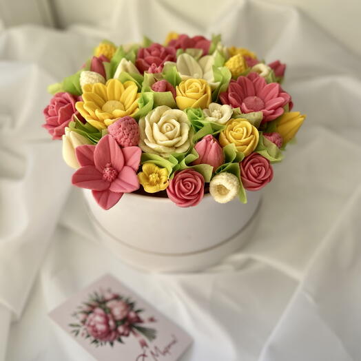 Букет из шоколадных цветов в шляпной коробке