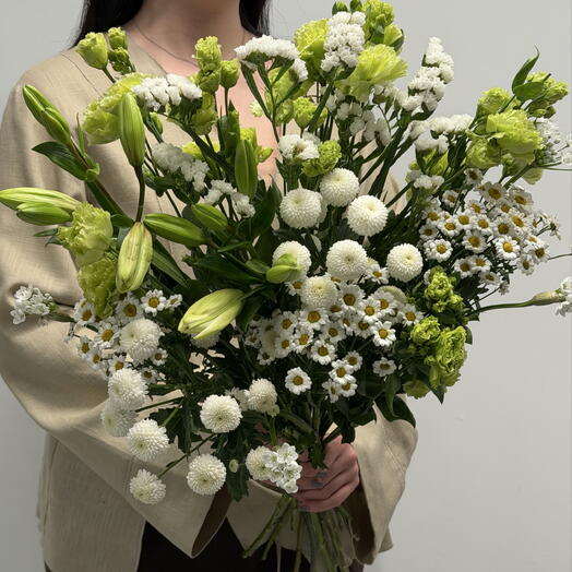 Зелено-белый букет из лилий, зеленых эустом, статицы и аллиумов 💐