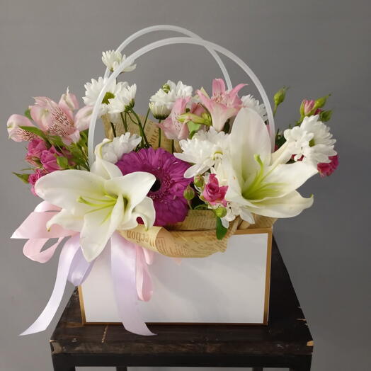 Гербера и лилия в белой сумочке